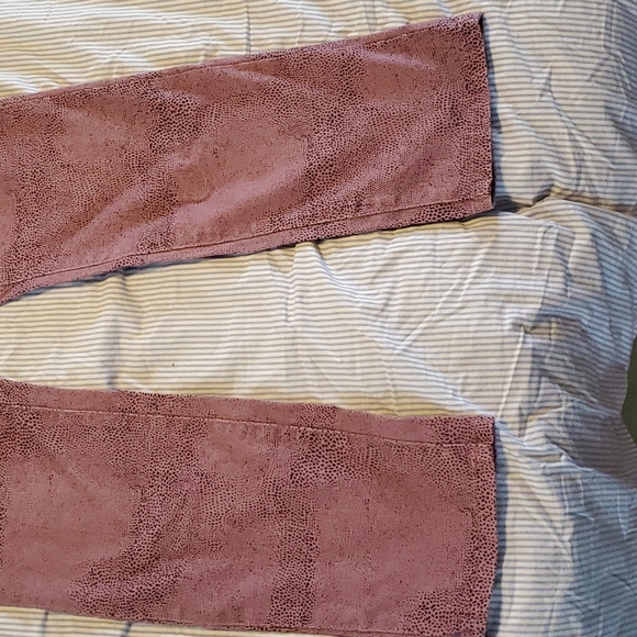 Soho soft denim sz 12 mauve/black animal print jeans. No flaws - Picture 6 of 11